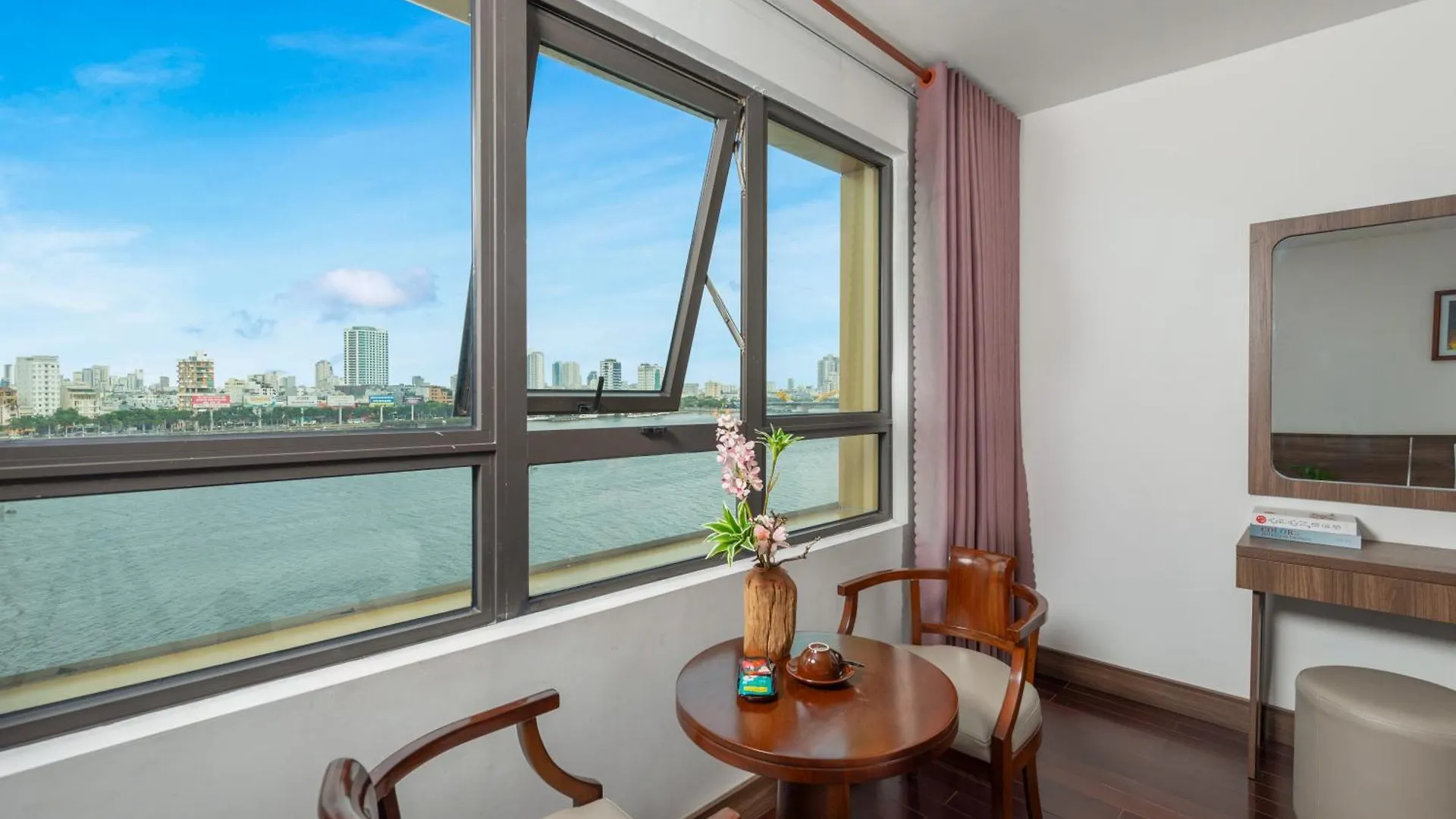 Hoang Linh Riverside Hotel Danang